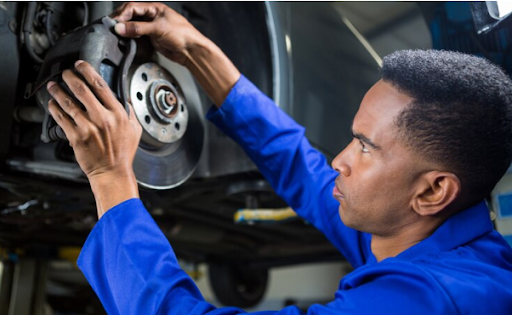 Mecánico realizando un ajuste de los frenos de un camión