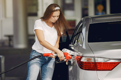 mujer midiendo consumo de combustible