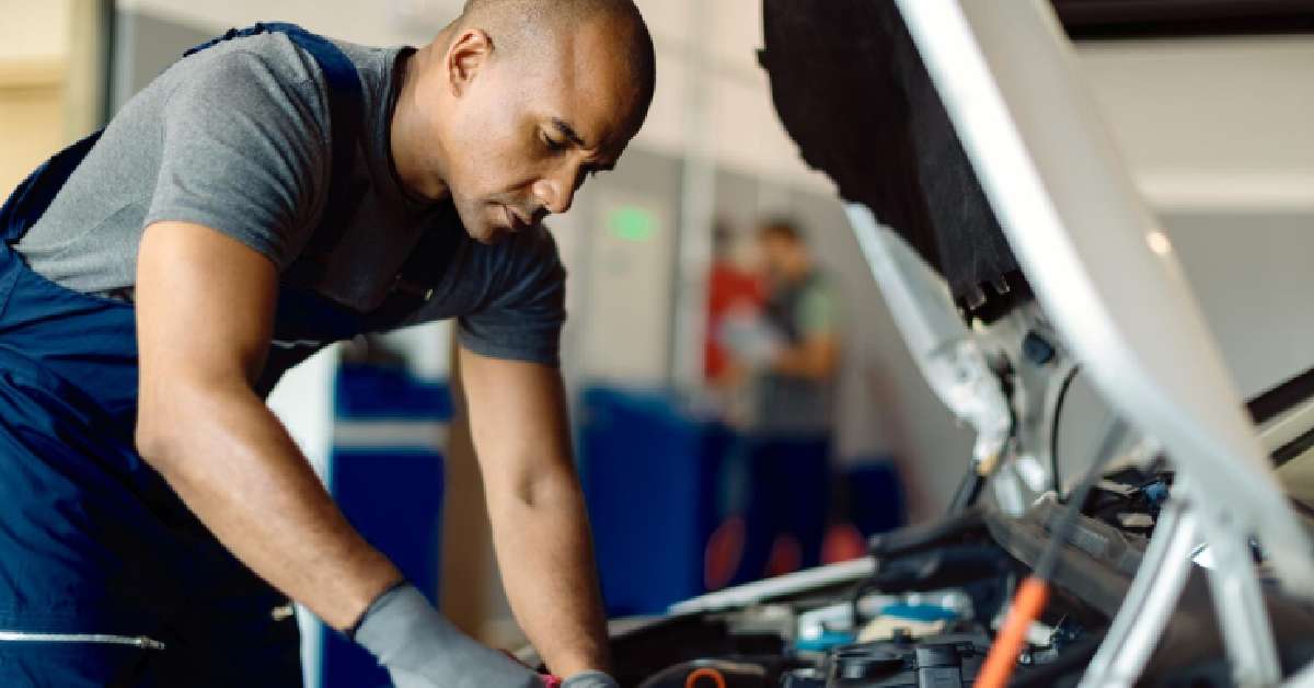 Profesional trabajando en el sistema de un motor de carro