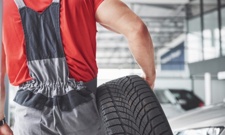 cómo se hace una rotación de neumáticos 