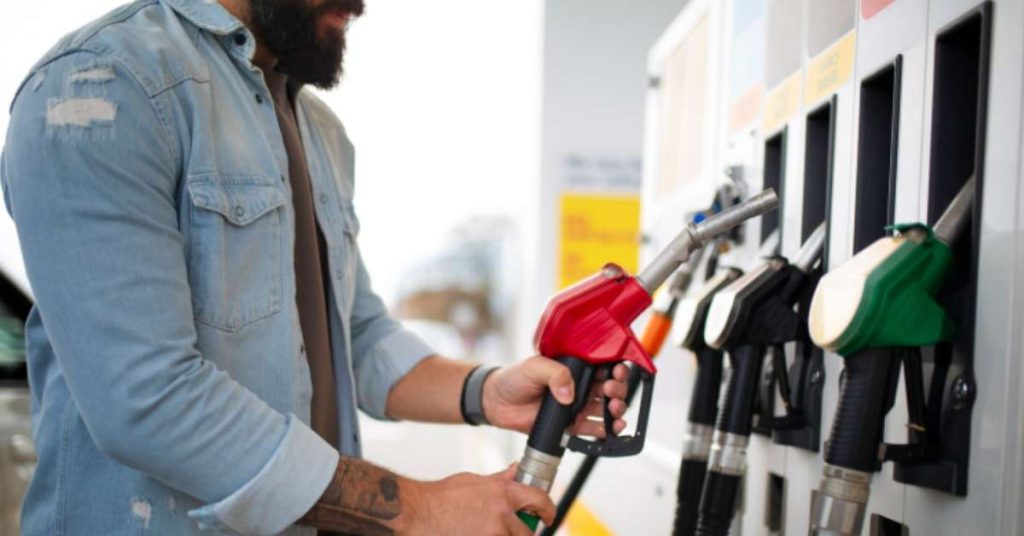 persona recarga gasolina para medir el rendimiento de combustible