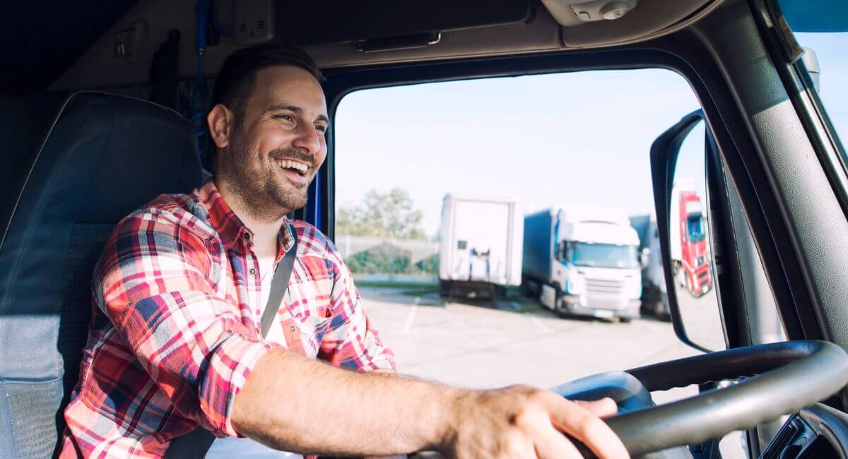 hombre con licencia para camión conduciendo